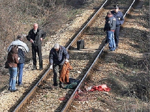 Жена с премазано лице е открита на жп линията в