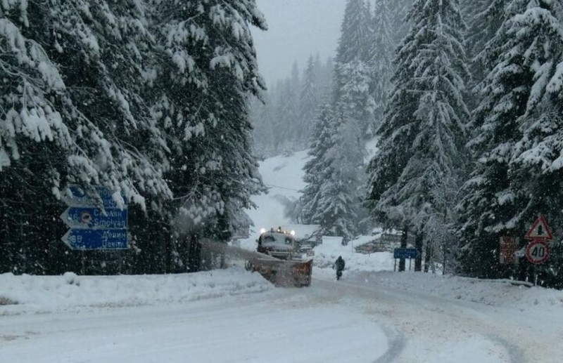 Двеста и двадесет машини обработват пътните настилки в районите със