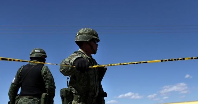 Властите в Западно Мексико съобщиха че банда въоръжени мъже са нападнали полицейски конвой явно