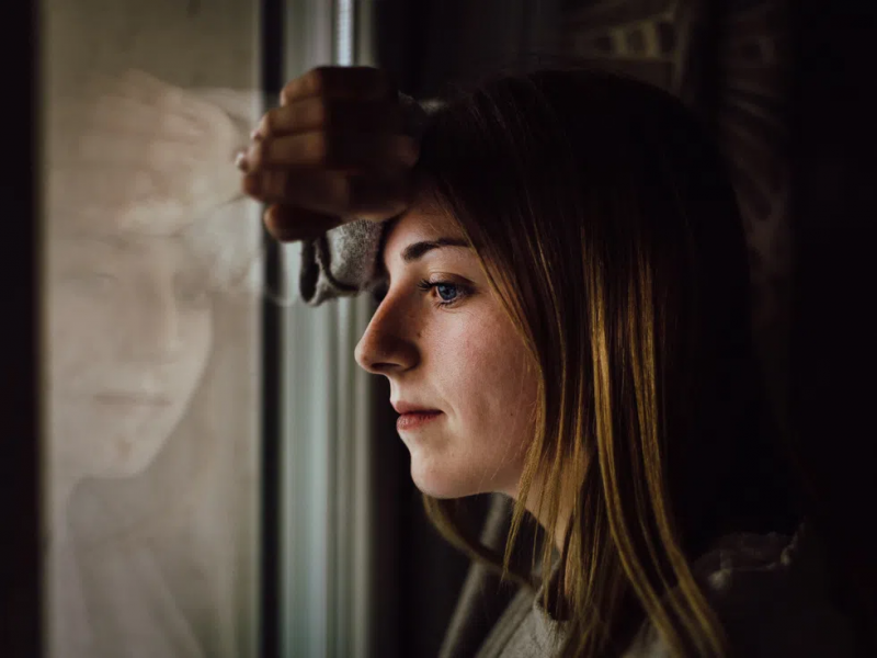 Синдром на аутсайдера: Защо ви се струва, че всички ви осъждат и сте излишни във всяка компания