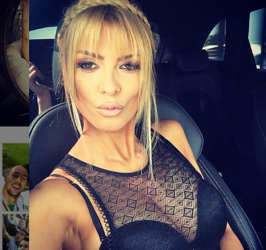 Секси сръбкинята Снежана Филипович изкара дълга почивка сама на Миконос