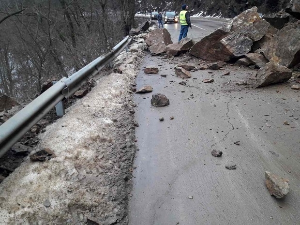 Възстановено е движението по път II 16 Лакатник Бов съобщиха