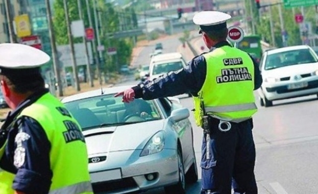 Полицията хванала шофьор да кара лек автомобил Фиат без книжка