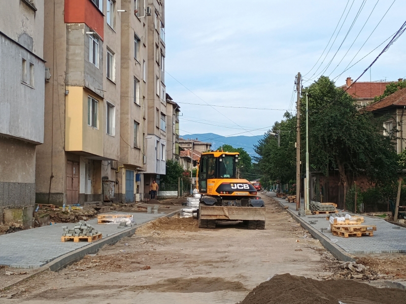 В ход е основен ремонт на 17 улици в Мездра /снимки/