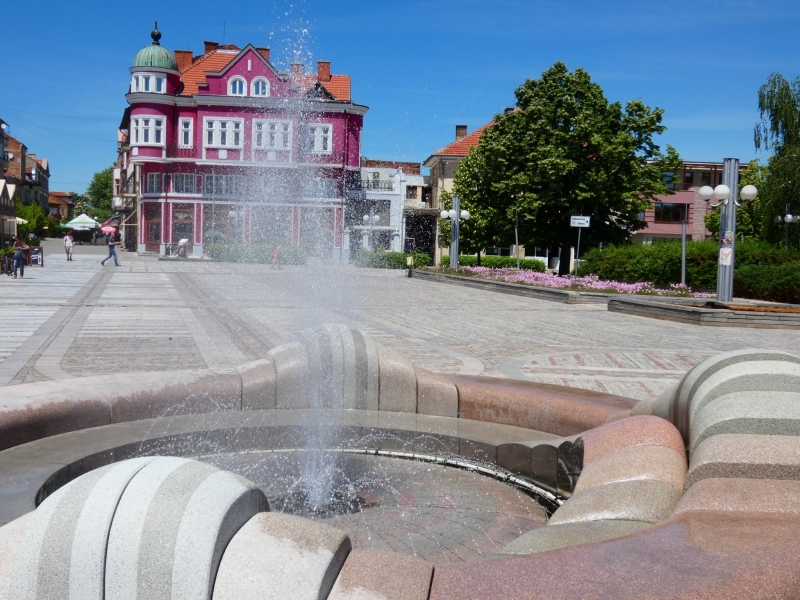 Общинско предприятие Чистота в Лом подготви града за лятото съобщават