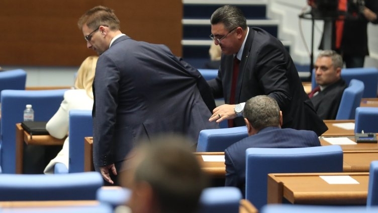 Парламентът отложи либерализацията на тока за бита