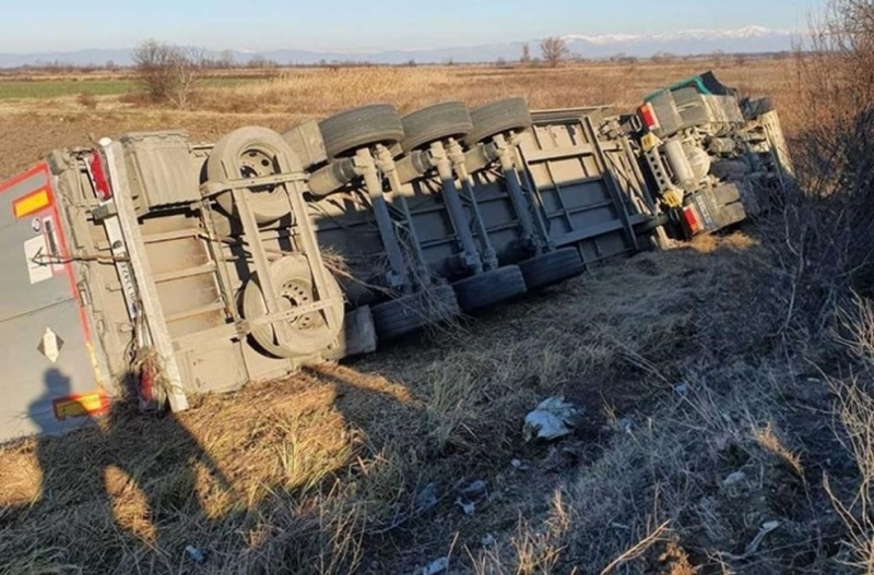 ТИР се преобърна в канавка в Пловдивско шофьорът загина съобщиха от