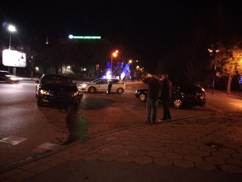 Мерцедес е ударил паркирана кола в Бяла Слатина съобщиха от