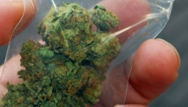 Униформени обискираха младеж във Враца намериха у него наркотици съобщиха