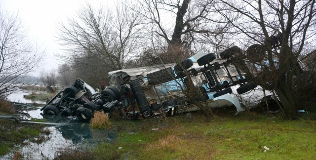 ТИР с турска регистрация пътуващ по автомагистрала Марица късайки мантинелите