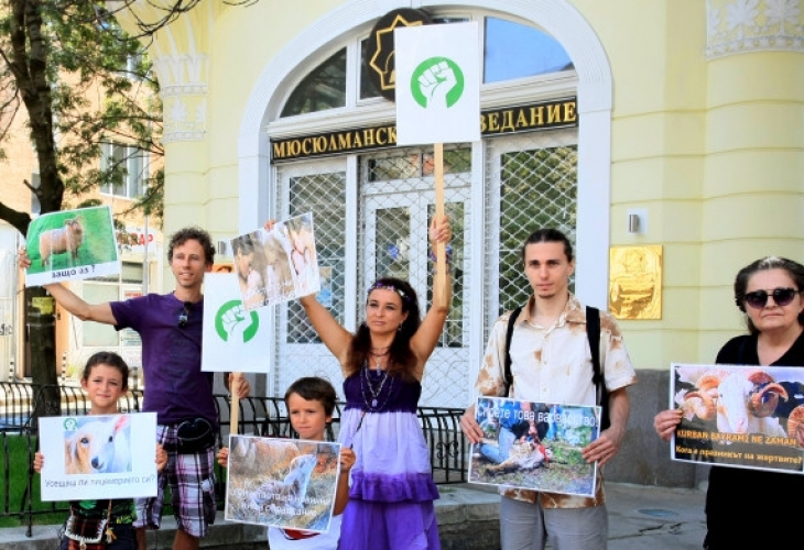 Веган малцинство протестира пред Мюфтийството срещу Курбан Байрам