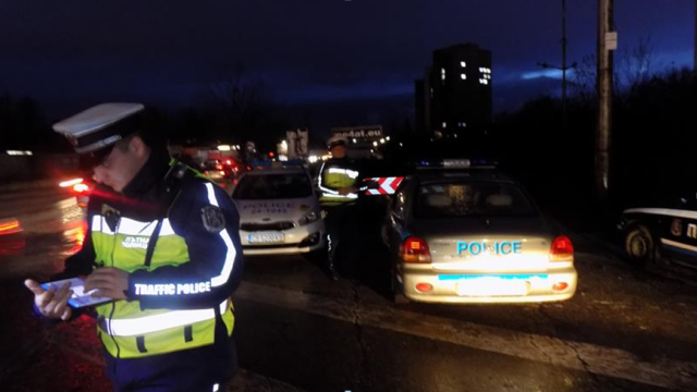 Служители на реда са хванали младеж да управлява колата след