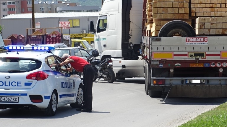 Товарен автомобил извършващ ляв завой засече моторист Пътният инцидент е