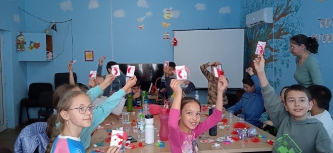 Деца от Берковица изработиха мартеници за подарък на хора с