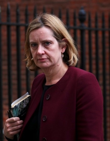 Британският министър на вътрешните работи Амбър Ръд подаде оставка след