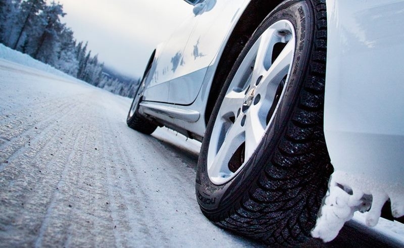 Падналият сняг изненада някои от шофьорите които побързаха да сменят