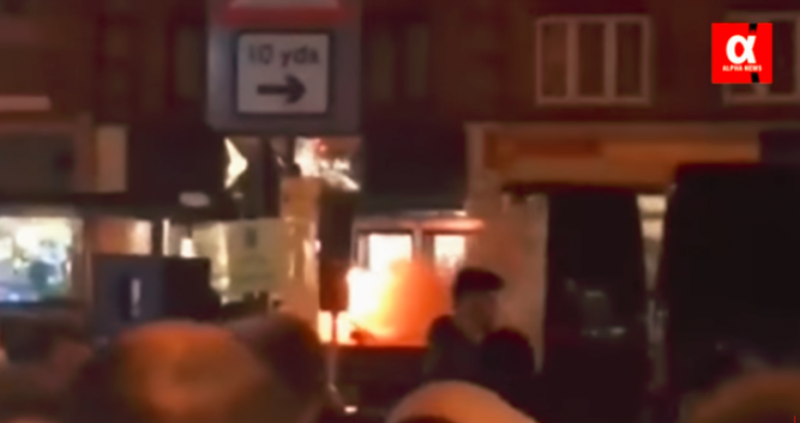 Автомобил се взриви на метри от коледен базар в предградие