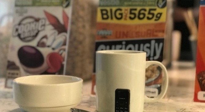 Този телефон не знае какво са селфита нито Instagram и