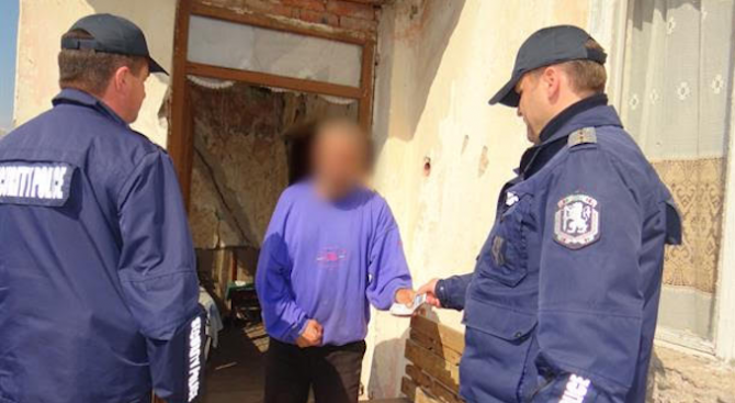 Криминално проявена откраднала пенсията на мъж с увреждания е задържана след