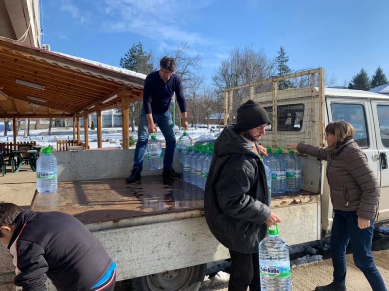 Над 1200 литра питейна вода бе раздадена на бедстващите хора