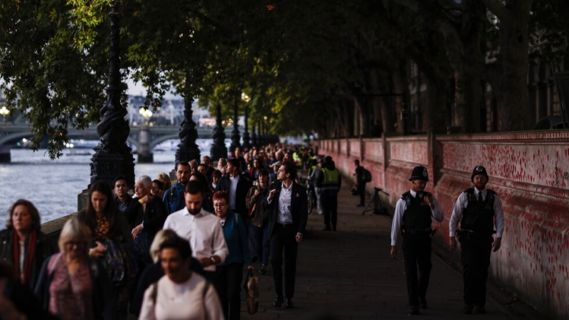 Хиляди хора които искат да отдадат почит на британската кралица