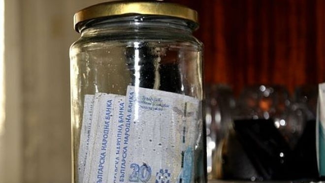 Бедните българи спестиха почти 10 млрд. лева под дюшеци и в буркани