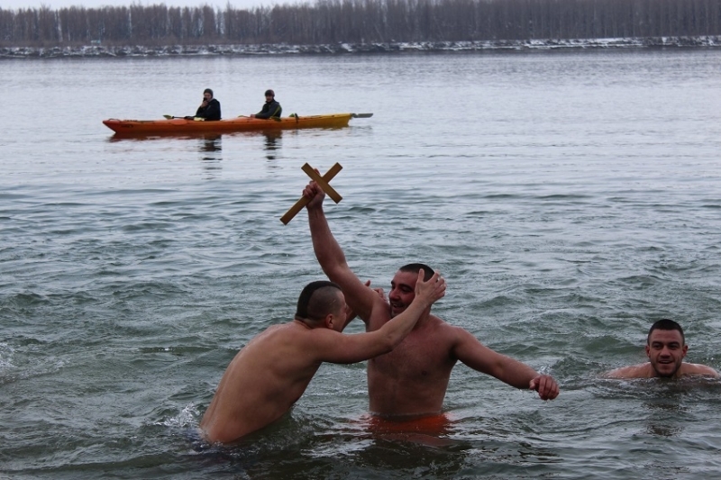 На Йордановден в Козлодуй десетина смелчаци се гмурнаха в ледените