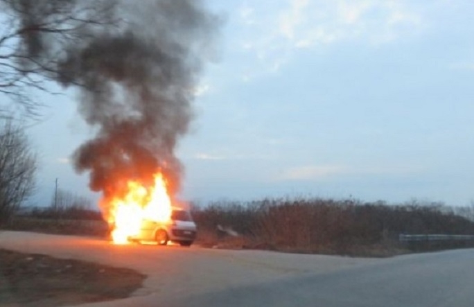 Лек автомобил се е запалил в движение във Видинско съобщиха