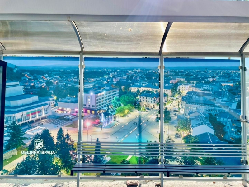 Община Враца продължава поставянето на нови спирки на обществения транспорт