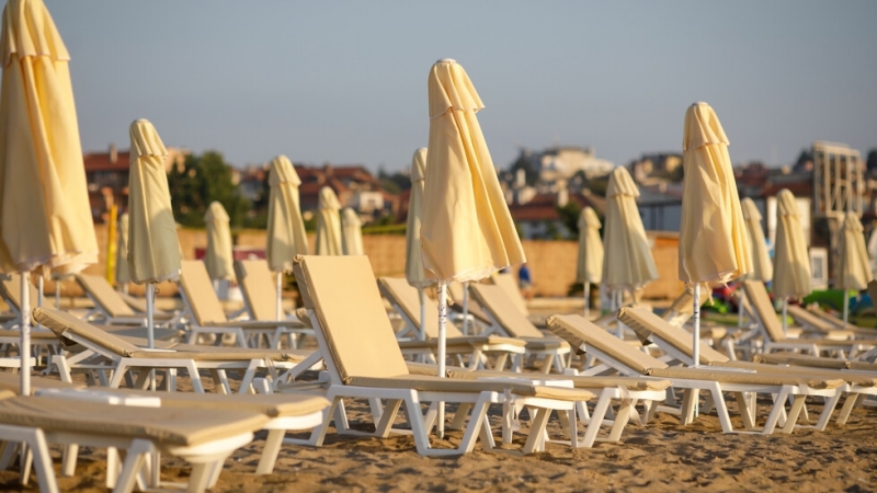 Без безплатни и евтини чадъри и шезлонги по морето тази