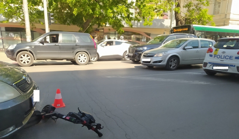 Кола е блъснала мъж с електрическа тротинетка във Видин, научи