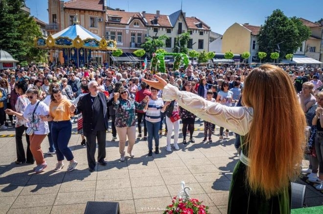 Стотици жители и гости отбелязаха Възкресение Христово на площада във Враца /снимки/