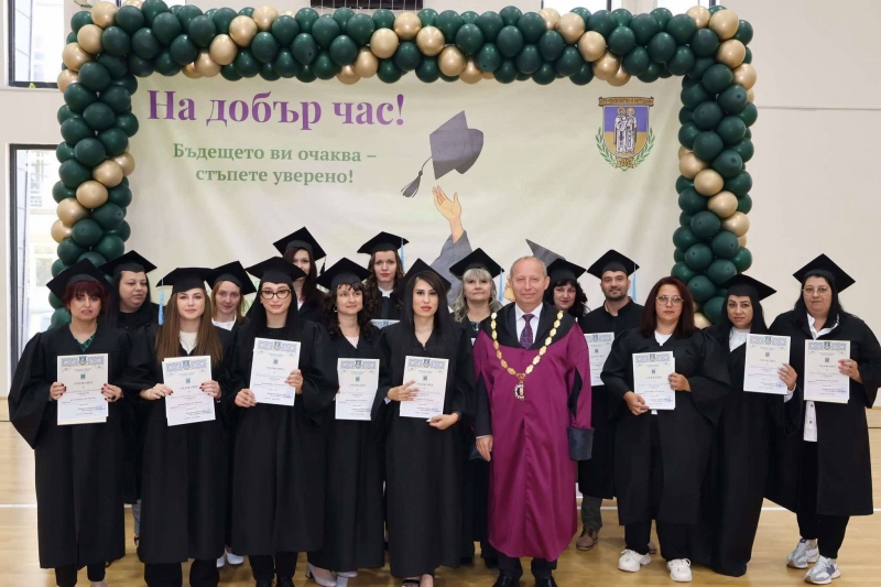 Честито! Връчиха дипломите на студенти от филиала на Великотърновския университет във Враца /снимки/
