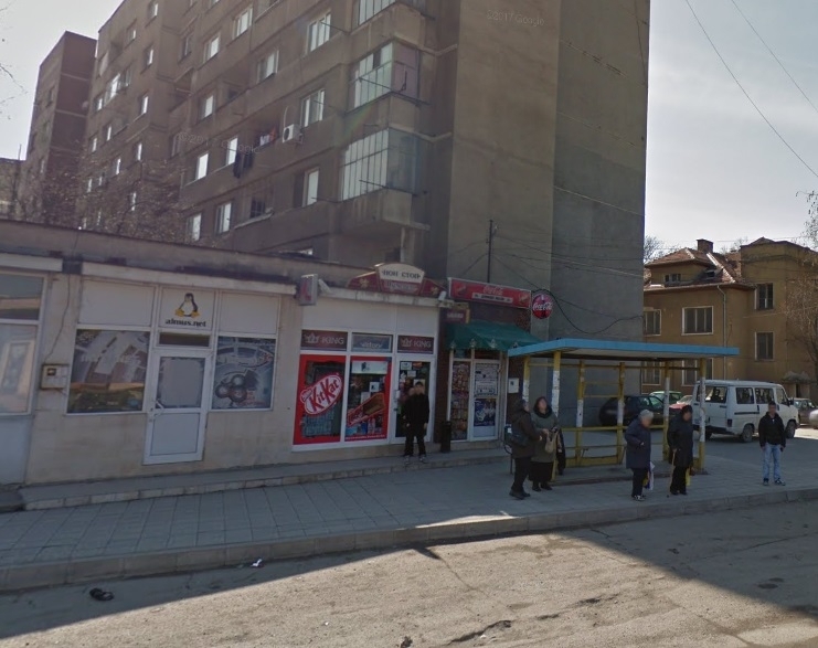 Маскиран и въоръжен крадец е нахлул в двата денонощни магазина