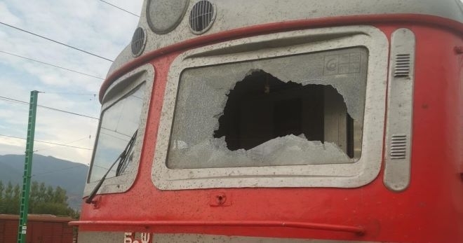 Издирват бандити, повредили композиран за потегляне от гара Лом локомотив