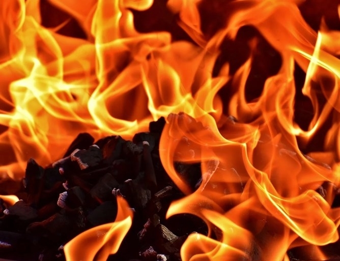 Голям пожар се разрази днес в склад за химически материали