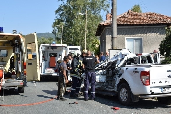 С опасност за живота е пострадалият при катастрофата в района