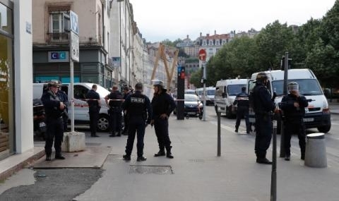 Мъж се е врязал с автомобил във входа на Голямата