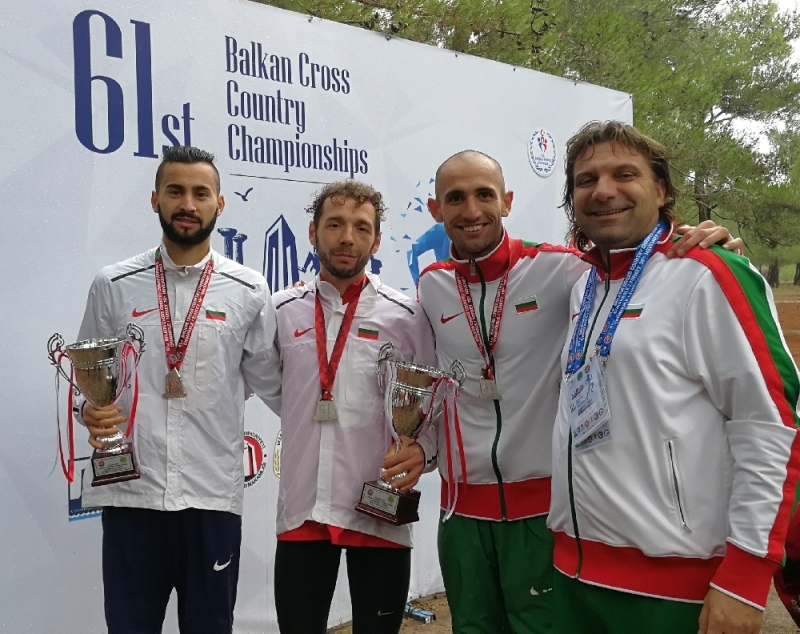 Състезателите на Спортен клуб Атлет Мездра Йоло Николов и Митко