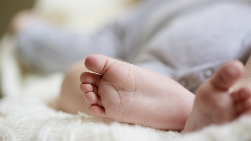 Момиченце на 1 2 месеца е изоставено в поликлиниката в Петрич