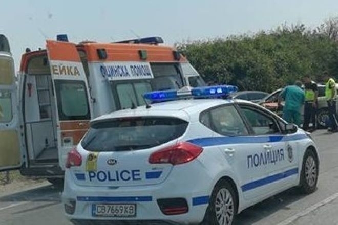 Инцидент във Врачанско! 65-годишен с ван помете на заден ход паркирана кола, тя затисна собственика й