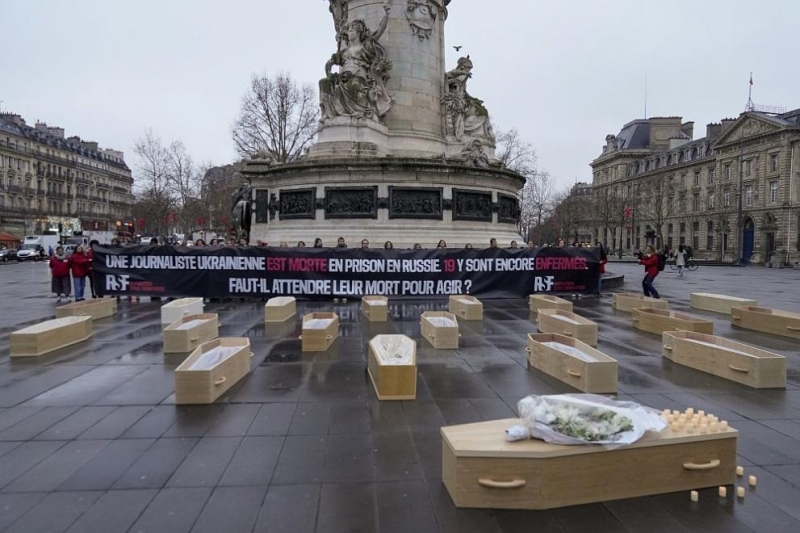В центъра на Париж тази сутрин бяха поставени 20 ковчега