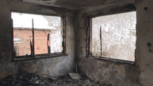 Двама загинаха при пожар в свогенското село Габровница, семейство с две малки деца остана без дом /снимки/