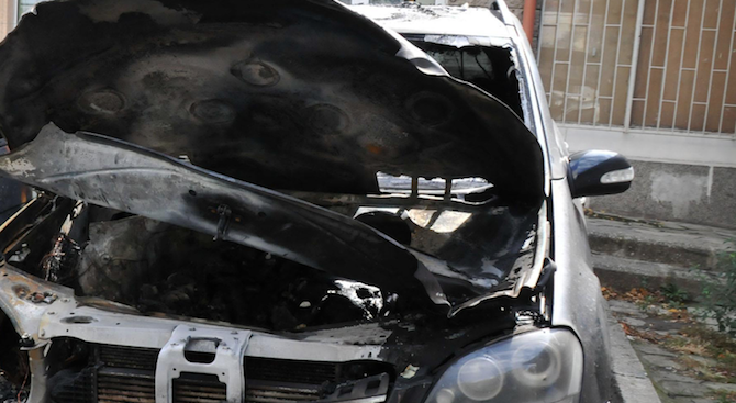 Джип собственост на полицай от Сандански горя тази нощ Колата