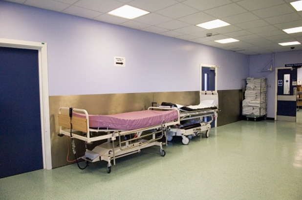 Лекари от 68 британски болници се оплакаха на премиера Тереза Мей