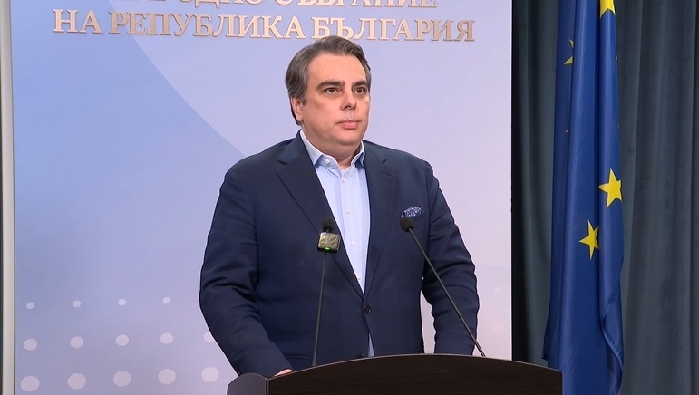 Председателят на Продължаваме промяната Асен Василев коментира на брифинг оставката