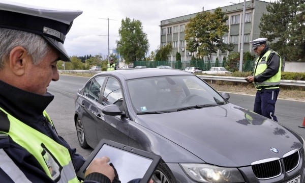 Полицаи проверили пиян шофьор с куп нарушения съобщиха от областната