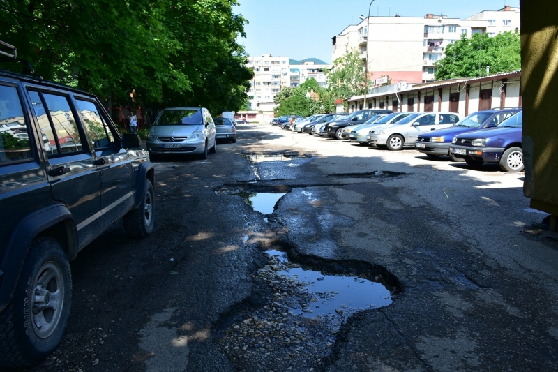 След подобряване на метеорологичните условия ще започне асфалтирането на пътната