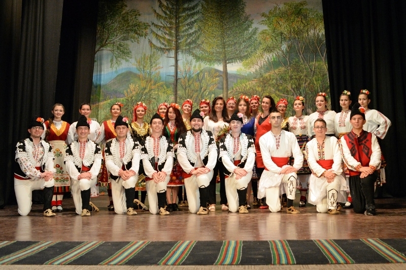 Магията на българската народна музика пресътвори детско юношеският фолклорен ансамбъл Хорце