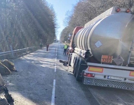 Катастрофа с цистерна затруднява движението по път II 12 Видин